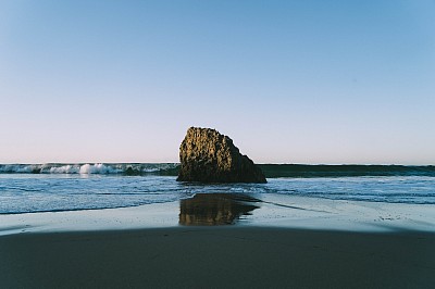 O mar, uma pedra a criação natural da natureza para os seres vivos